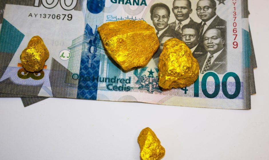 Gold nuggets on Ghanaian 100 cedi banknotes representing Ghana's gold mining industry and proposed royalty hike.
