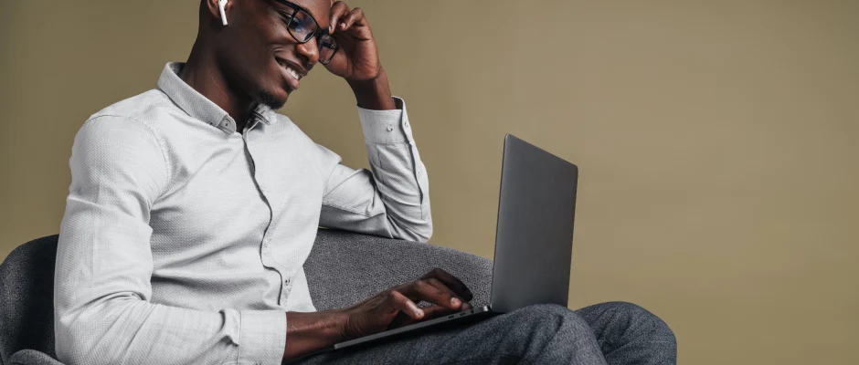 Young Ghanaian entrepreneur registering online for 24H+ startup loans Ghana