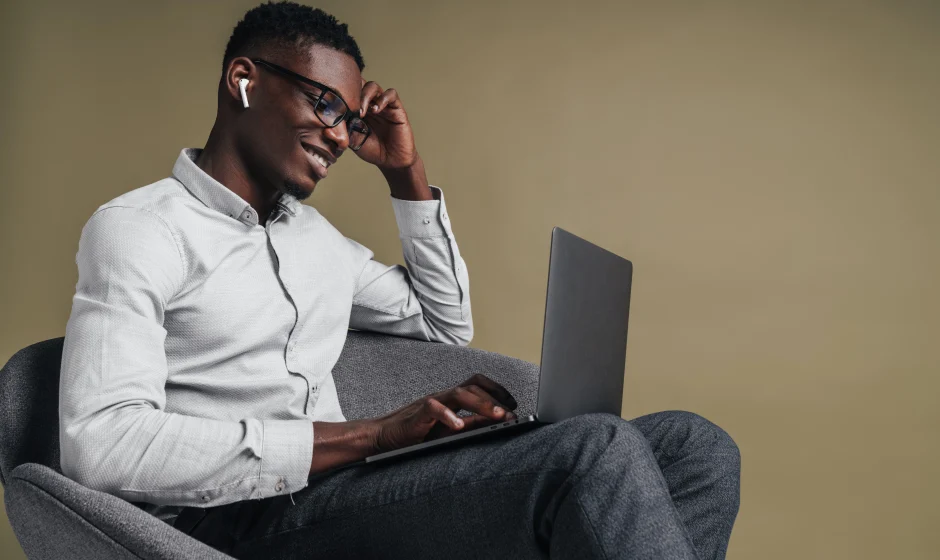 Young Ghanaian entrepreneur registering online for 24H+ startup loans Ghana