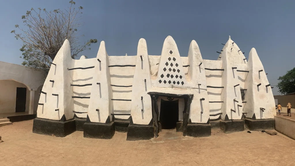 Built with mud and and sticks in Sudanese style, it is the oldest mosque in Ghana and West Africa. It is referred