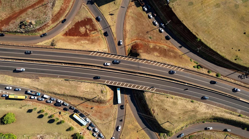 Aerial shot of busy highway interchange in Londrina, Brazil during the day.
