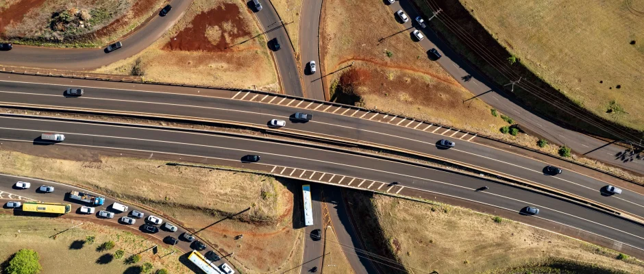 Aerial shot of busy highway interchange in Londrina, Brazil during the day.