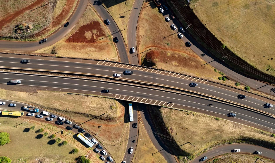 Aerial shot of busy highway interchange in Londrina, Brazil during the day.